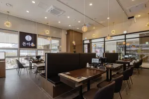 따뜻한 우드톤의 모던 돈카츠 전문점 인테리어